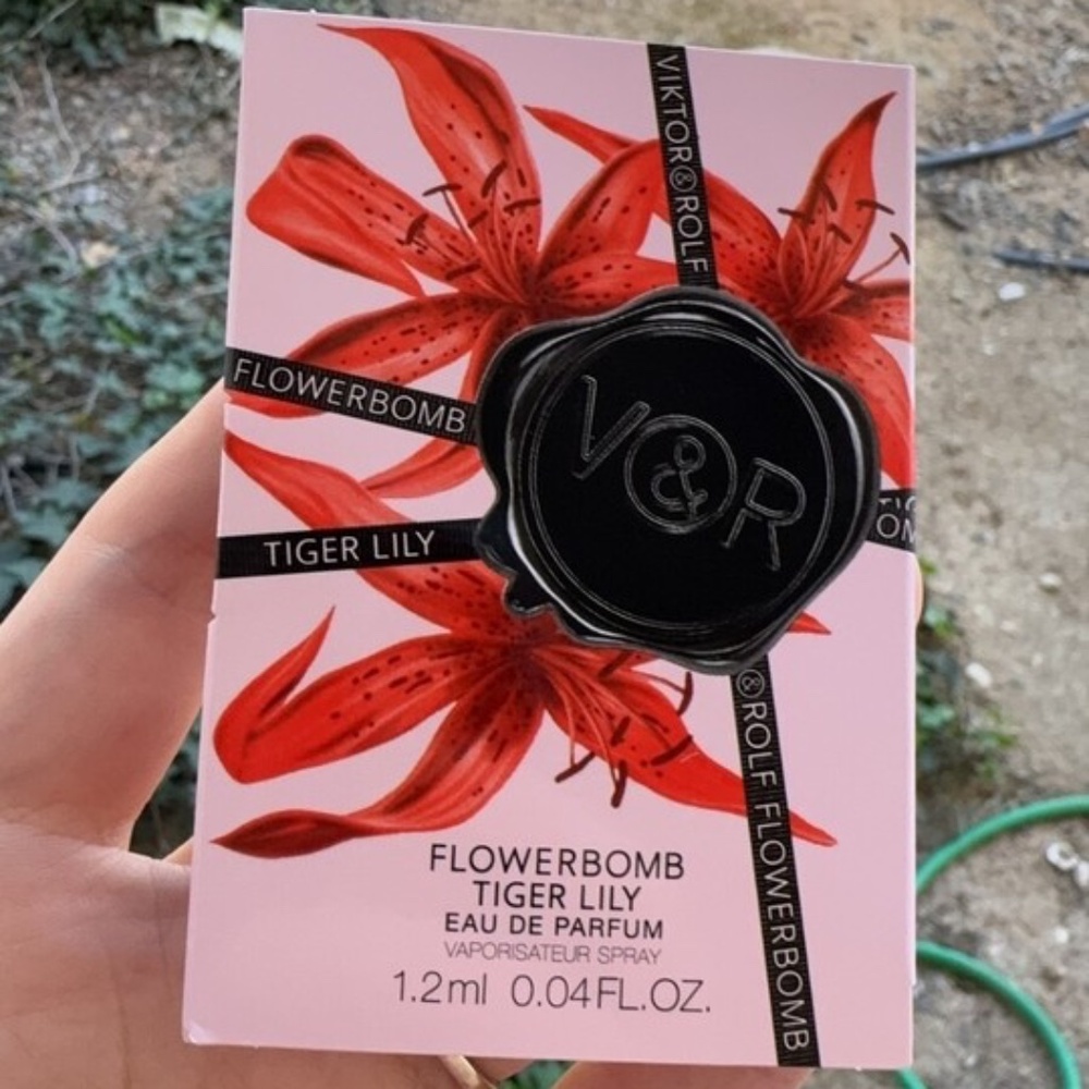 NEW Viktor & Rolf Flowerbomb Tiger Lily . 1.2 Ml. Sample Card